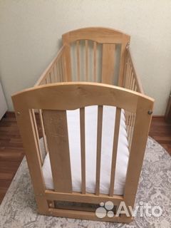 Детская кроватка с маятником