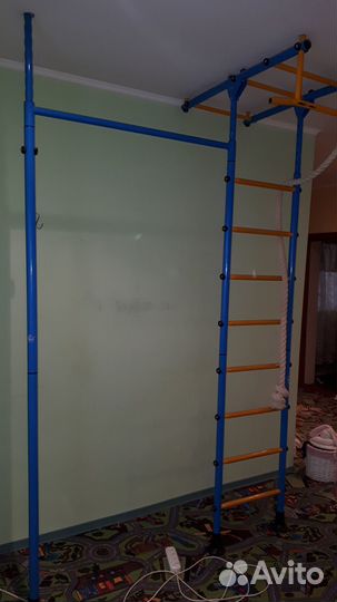 Шведская стенка с перекладиной под качели