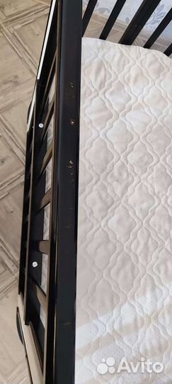 Детская кроватка с маятником