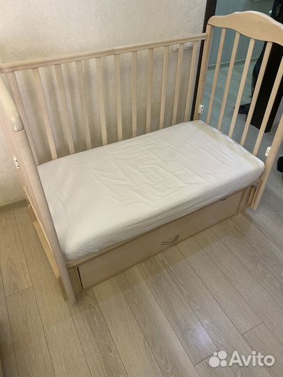 Детская кроватка с маятником и ящиком