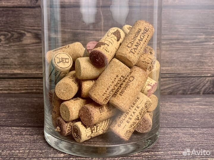 Стеклянная ваза цилиндр и 49 винных пробок