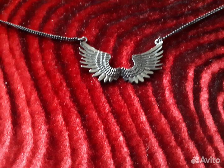 Крылья черные на шею