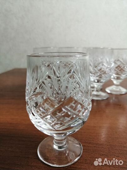 Хрустальные рюмки на ножке