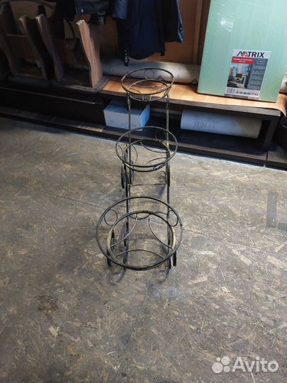 Подставка под цветы металлическая