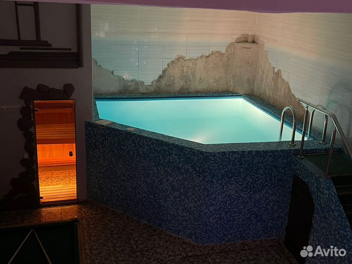 Сауна Монро с теплым бассейном и караоке