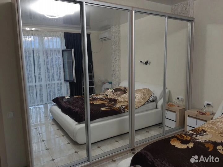 Шкаф-купе 4-х дверный зеркальный 280 см. ширина