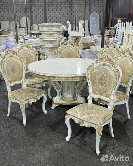 Стол и стулья