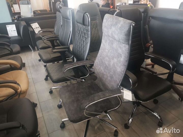 Компьютерное офисное кресло с высокой спинкой