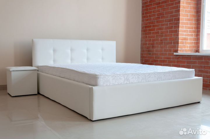 Кровать с матрасом
