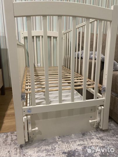 Детская кроватка с продольным маятником