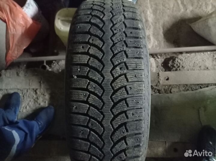 Bridgestone Blizzak Spike-01 225/65 R17
