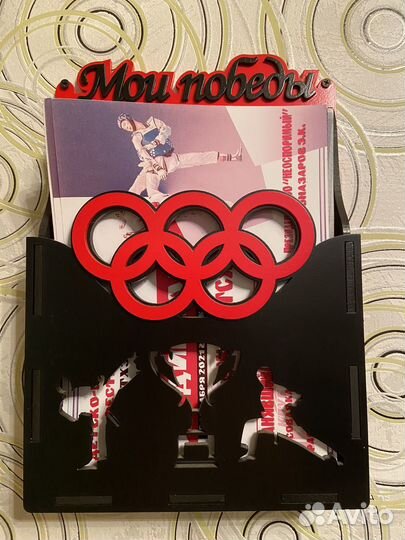 Медальница с полкой