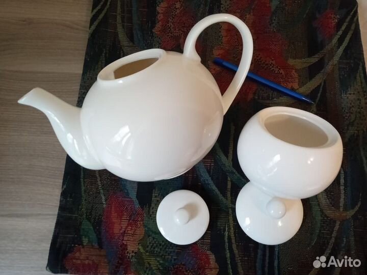Чайник и сахарница