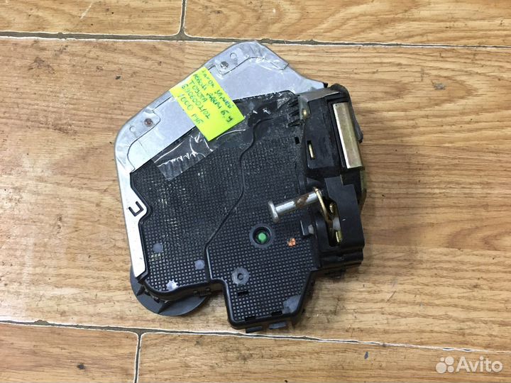 Замок задней левой двери Королла120 Авенсис25