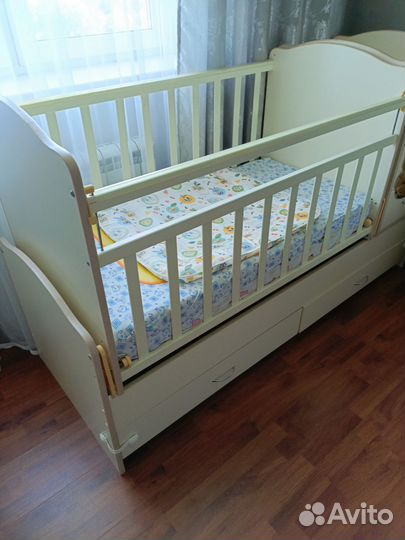 Детская кроватка с маятником и ящиком