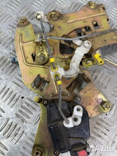 Замок двери задний правый Hyundai Starex D4BH 2004