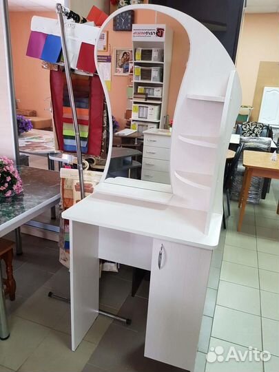 Трюмо -3. В наличии