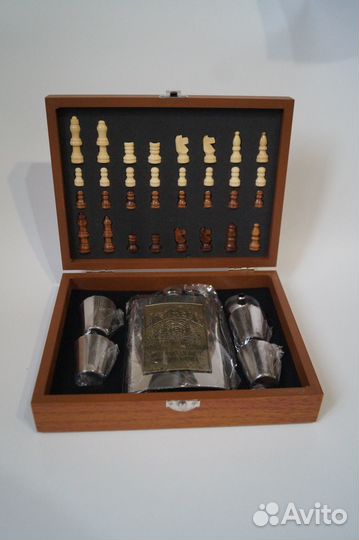 Набор шахмат с фляжкой и стопками