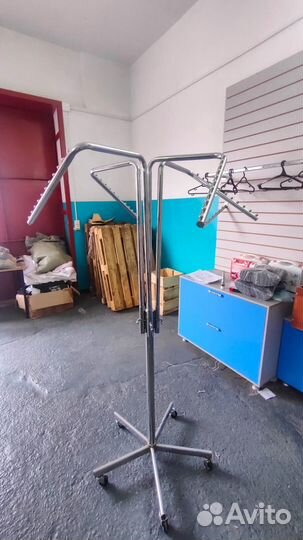 Вешалка напольная на колесах