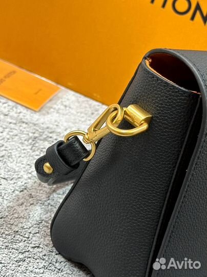 Сумка Soft Twist Louis Vuitton