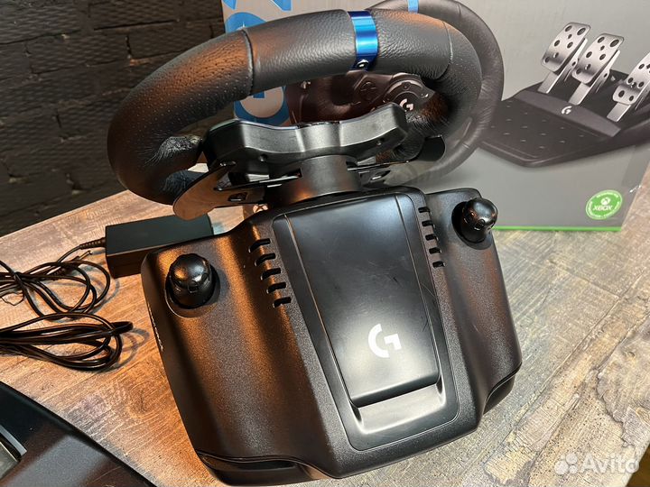 Игровой руль Logitech G923 с тремя педалями