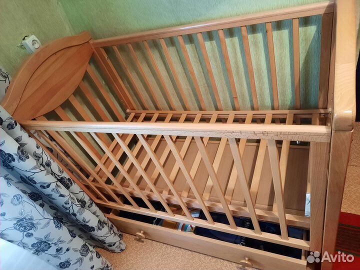 Детская кроватка с маятником и ящиком