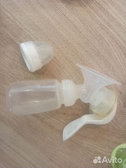 Бутылочки для кормления, молокоотсос и пустышки