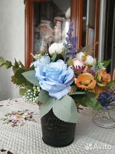 Кашпо ведёрко и цветы (композиция)