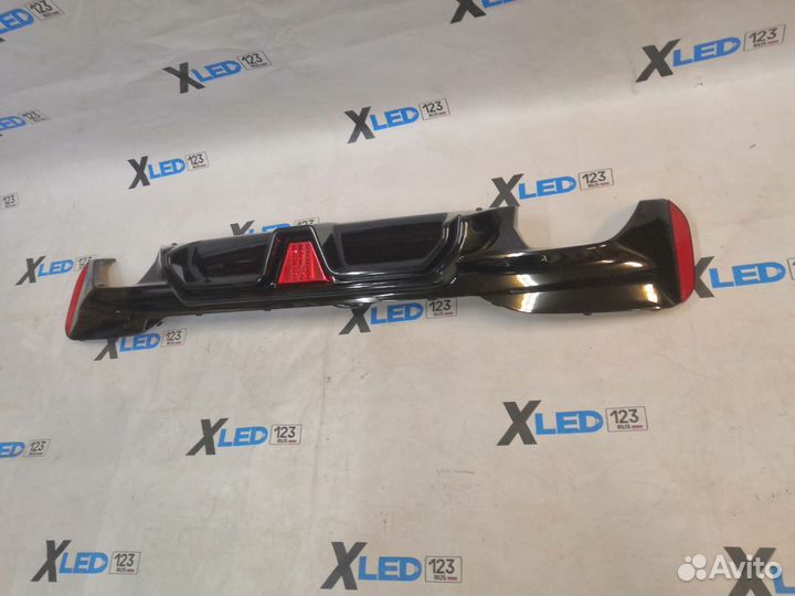 Диффузор G30 M5 CS F90 стиль с фонарем глянец