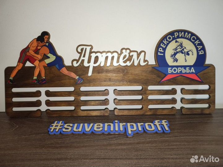 Деревянная медальница 