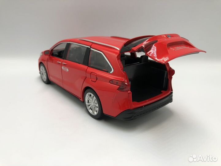 Модель автомобиля Toyota Sienna 1:24 металл