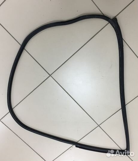 Уплотнитель передней двери Mercedes W211