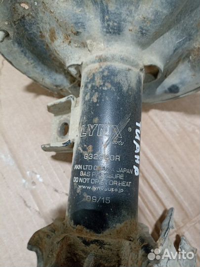 Амортизатор подвески передний правый Nissan Teana