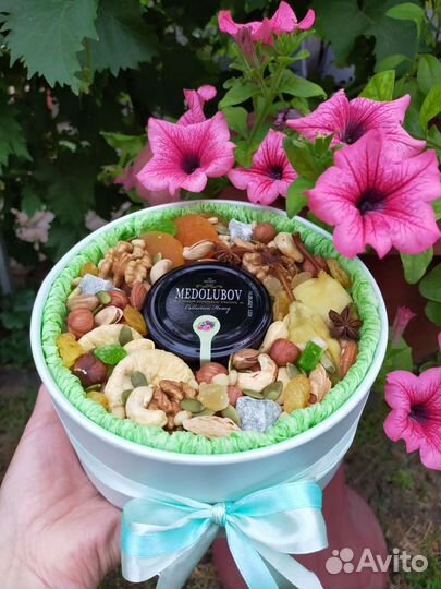 Подарочный набор из орехов и сухофруктов