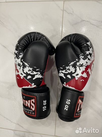 Боксерские перчатки twins 10oz