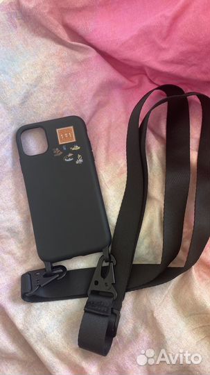 Чехол на iPhone 11 с ремешком черный