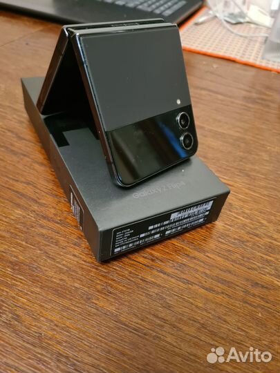 Samsung Galaxy Z Flip4, 8/256 ГБ