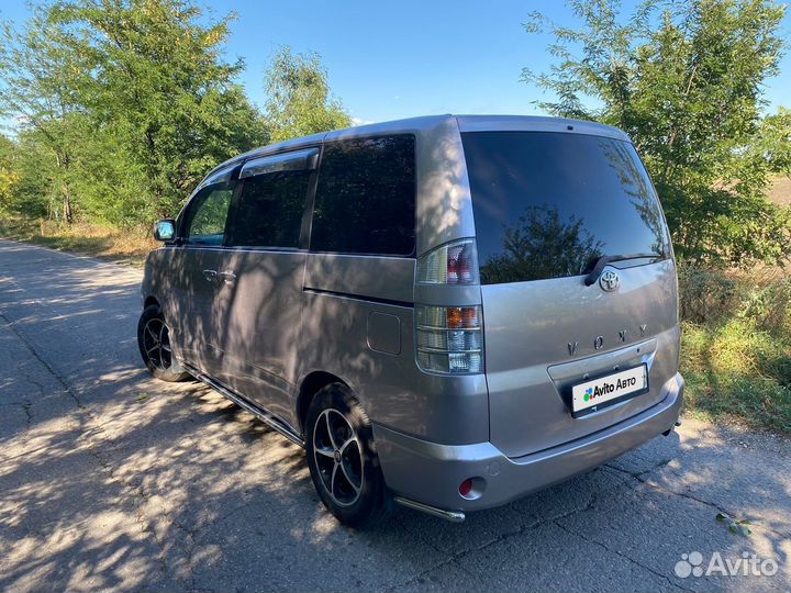 Toyota Voxy 2.0 AT, 2002, 120 000 км