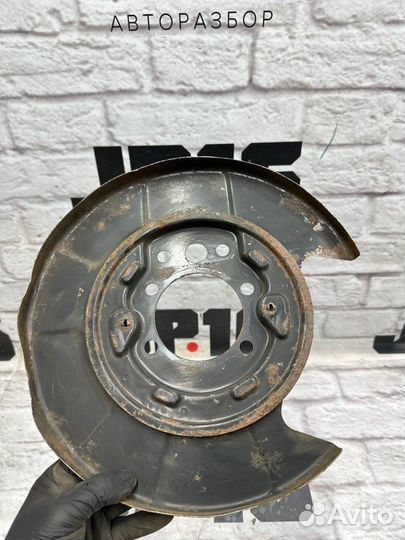 Щиток тормозного механизма задний левый Infiniti