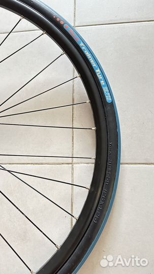 Велосипедный станок вместе с колесом