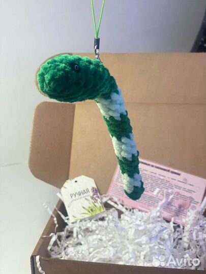 Брелок змея вязаная мягкая игрушка