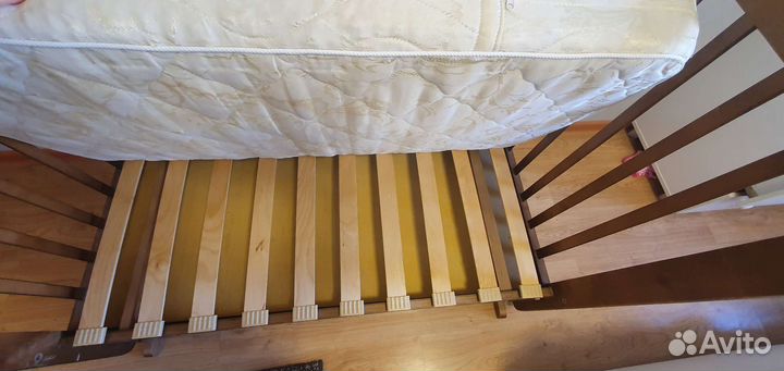 Детская кроватка с маятником