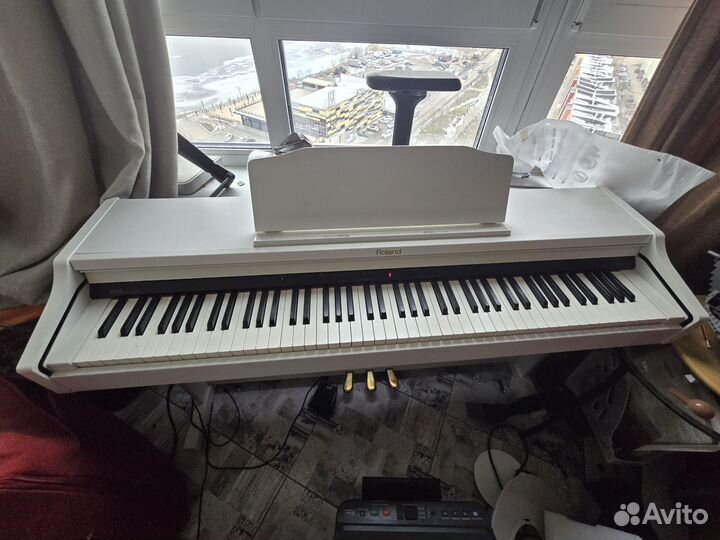 Цифровое пианино Roland + банкетка