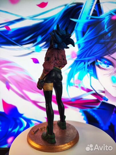 Фигурка девушки