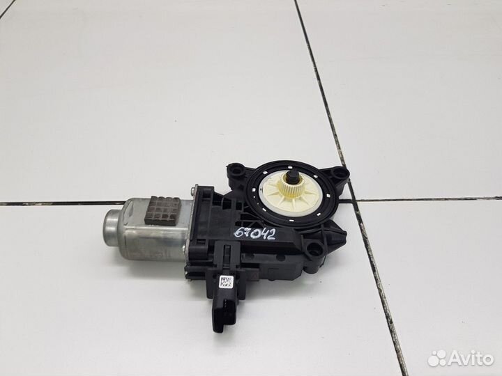 Моторчик стеклоподъемника задней правой двери