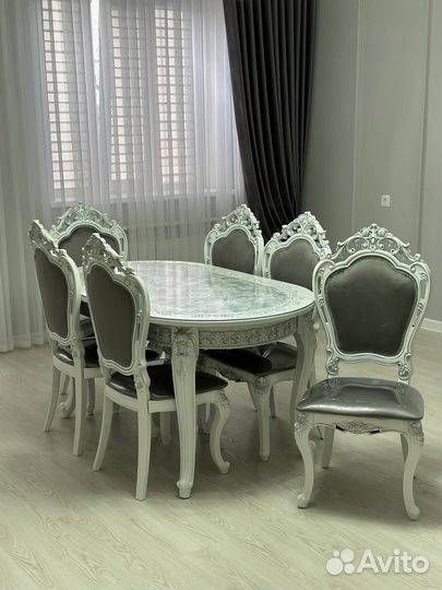 Стол и стулья