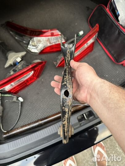 Задний левый рычаг camry 70