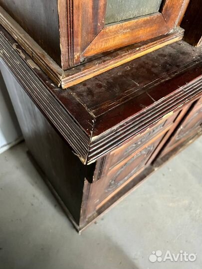 Старинный антикварный шкаф буфет