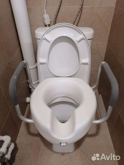 Насадка для унитаза с поручнями