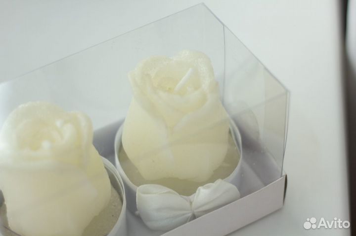 Праздничные свечи в виде белых роз